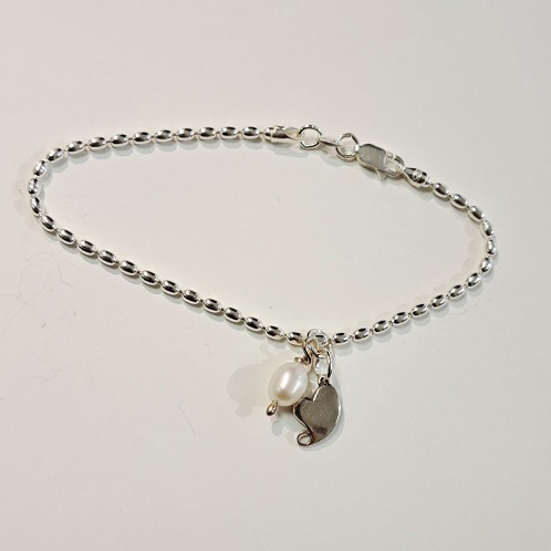 Syleily -pieni laatta rannekoru aidolla helmellä